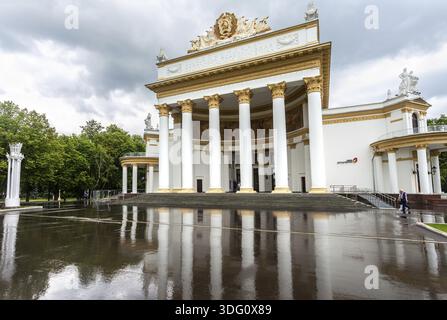 Moskau, Russland - 8. Juli 2019: VDNKh, Russland Pavillon Fassade in Moskau regnerischer Sommertag Stockfoto