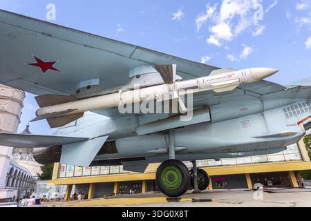 Moskau, Russland - 8. Juli 2019: Militärjäger Sukhoi SU-27 Flanker in der Nähe des Pavillons Space am VDNKh Stockfoto
