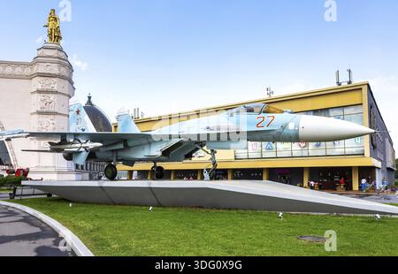 Moskau, Russland - 8. Juli 2019: Militärjäger Sukhoi SU-27 Flanker in der Nähe des Pavillons Space am VDNKh Stockfoto