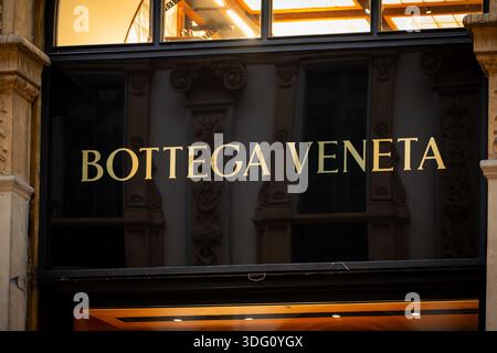 Mailand, Italien - 2026, 13. Januar: Die elegante Bottega Veneta-Storefront hebt die luxuriöse FW25-Mode mit goldenen Schildern und raffinierten architektonischen Details hervor Stockfoto