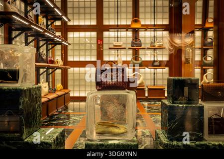 Mailand, Italien - 2026, 13. Januar: Elegante Bottega Veneta FW25 Handtaschen in einem luxuriösen Boutique-Fenster mit hochwertigen Materialien und Raffinesse Stockfoto