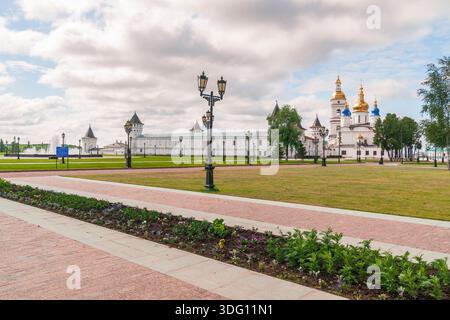 Tobolsk. Oblast Tyumen. Russland - 06. Juli 2010 - Blick auf den Kreml von Tobolsk vom Remezow-Platz. Der Tobolsker Kreml ist der einzige Steinkreml im Kreml Stockfoto