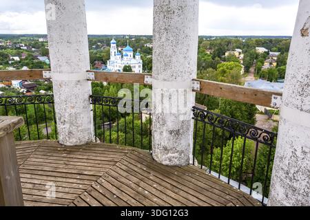 Blick vom Glockenturm des Borisoglebsky Kloster in Torschok, Russland Stockfoto