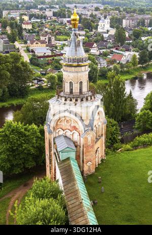 Blick auf die Kerze Turm aus dem Glockenturm des Borisoglebsky Kloster in Torschok, Russland Stockfoto