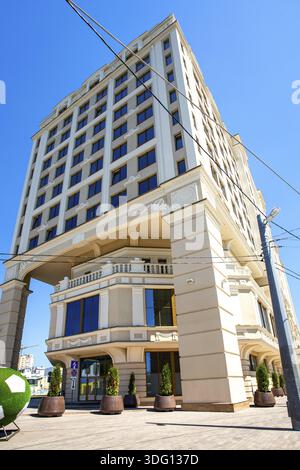 Samara, Russland - 23. Juni 2018: Modernes Gebäude von Lotte Hotel Samara im Sommer sonnigen Tag Stockfoto