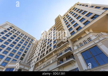 Samara, Russland - 23. Juni 2018: Modernes Gebäude von Lotte Hotel Samara im Sommer sonnigen Tag Stockfoto