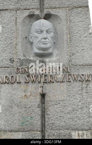 Relief-Porträt von General Karol Świerczewski auf dem ehemaligen kommunistischen Denkmal in Jabłonki, Polen, vor seiner Entfernung. Stockfoto