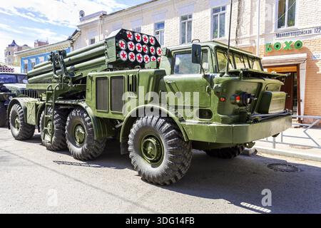 Samara, Russland - 5. Mai 2018: Russische Selbstfahrende mehrere Raketenwerfer system BM-27 Uragan (Hurrikan) auf ZIL-135 Chassis an der Straße der Stadt. Stockfoto