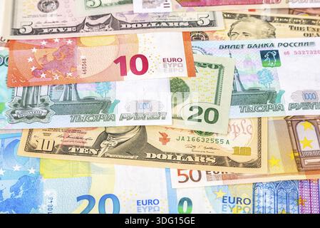 Geldhintergrund aus Banknoten Euro, us-Dollar und russischen Rubel Stockfoto
