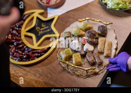 Die muslimische Familie genießt iftar-Mahlzeit im Restaurant mit Ramadan-Dekoration und traditionellem Essen Stockfoto