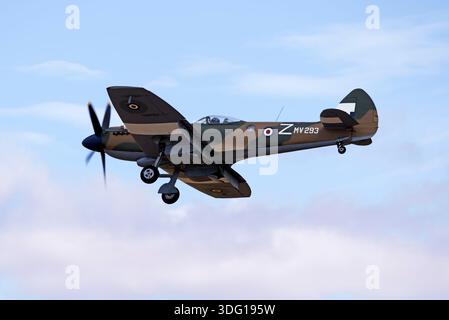 Fairford, Gloucestershire, England, UK-16. Juli 2025: Fighter Aviation Engineering Supermarine Spitfire FR.XIVe, MV293, Z (G-SPIT) kommt bei RIAT 2025 an Stockfoto
