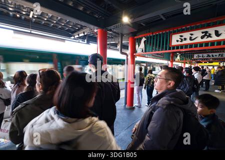 Der Bahnhof Fushimi-Inari in Kyoto ist voll von Pendlern und Reisenden, die auf Züge warten, um den berühmten Schrein und die Umgebung zu erreichen. Die Station fea Stockfoto