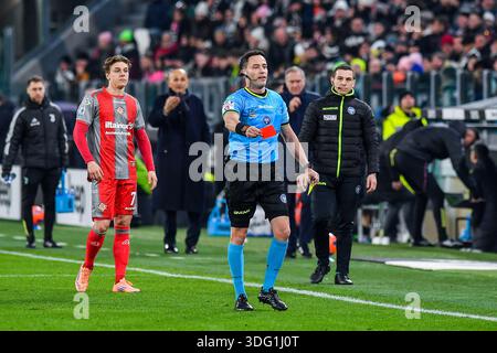 Der Schiedsrichter Ermanno Feliciani war 2025/26 beim Fußballspiel der Serie A zwischen Juventus FC und US Cremonese im Allianz Stadion in Turin zu sehen Stockfoto