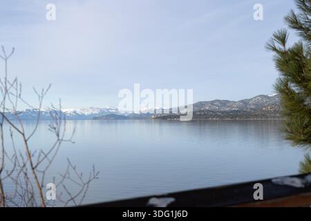 Die Menschen genießen die Natur in der Nähe von South Lake Tahoe. Die Szene zeigt klares Wasser, das den Himmel und die Berge in der Ferne reflektiert. Stockfoto