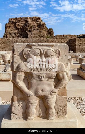 Schnitzerei von Bes, Schutzgott der Geburt, Tempel von Hathor, Dendera, Ägypten Stockfoto