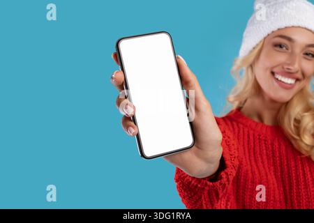 Frau zeigt leeren Smartphone-Bildschirm in der Nähe der Kamera Stockfoto