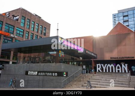 Nashville, Tennessee - 9. Januar 2026: Außenansicht des historischen Ryman Auditorium Country Music aus der Innenstadt von Nashville. Stockfoto