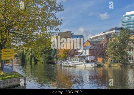 Kennet und Avon Canal in der Nähe des Stadtzentrums, Reading, Berkshire, Großbritannien Stockfoto