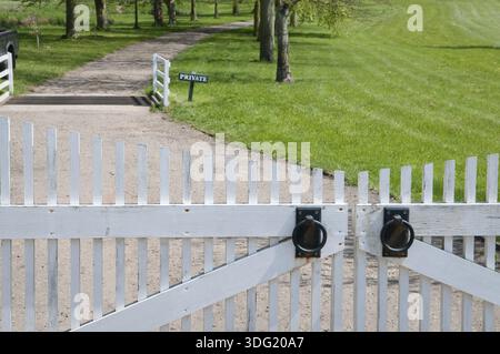 Privates Grundstück, weißes Holztor in Levington, Suffolk Stockfoto