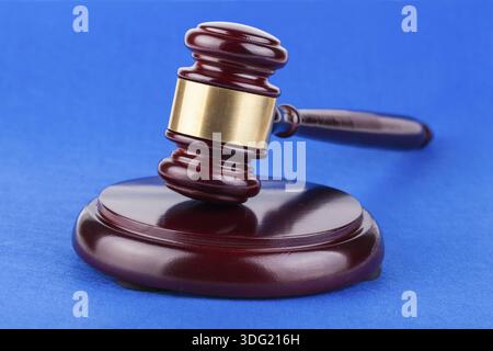 Hölzerner brauner Richter-Hamel auf blauem Tischhintergrund Stockfoto