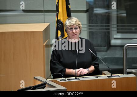 Ministerin Caroline Gennez Vooruit auf der Plenarsitzung des flämischen parlaments in Brüssel (Belgien). Foto Werner LEROOY Stockfoto