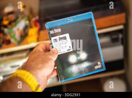 Paris, Frankreich - 9. September 2025: Eine Hand hält die versiegelte Blu-ray-Edition von Anathema the Optimist und zeigt ihre dunklen Scheinwerfer und Stickerdetails Stockfoto