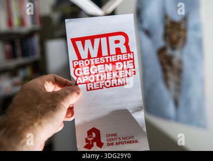 Paris, Frankreich - 9. September 2025: Eine Hand hält ein deutsches Faltblatt mit fettgedrucktem rotem Text, das gegen die Reform der Apotheke protestiert Stockfoto