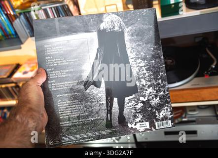 Paris, Frankreich - 9. September 2025: A Hand hält eine audiophile LP, die ihr schwarz-weißes Cover mit Diana Krall Tracklist und Credits zeigt Stockfoto