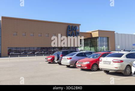 SAMARA, RUSSLAND - 30. AUGUST 2014: Samara Hypermarket Ambar. Eines der größten Einkaufszentren in Samara, eröffnet im August 2014 Stockfoto