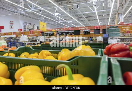 SAMARA, RUSSLAND - 30. AUGUST 2014: Verkauf von frischem Gemüse im Supermarkt Auchan. Das französische Vertriebsnetz Auchan vereint mehr als 1300 Stockfoto