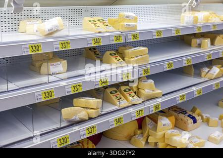 SAMARA, RUSSLAND - 30. AUGUST 2014: Verkauf von Käse im Supermarkt Auchan Samara Store. Das französische Vertriebsnetz Auchan vereint mehr als 1300 Geschäfte Stockfoto