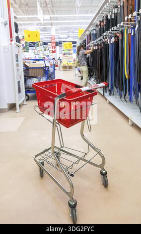 SAMARA, RUSSLAND - 30. AUGUST 2014: Leerer roter Einkaufswagen Auchan Store. Das französische Vertriebsnetz Auchan vereint mehr als 1300 Geschäfte Stockfoto