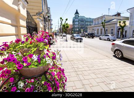 Samara, Russland - 27. Mai 2018: Die großen Töpfe mit dekorativen Blumen an der Kuibyshev Straße in sonniger Tag Stockfoto