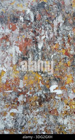 Alte zerrissene Poster auf dem Hintergrund des Grunge-Wandstrukturmusters Stockfoto