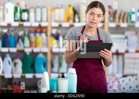 Verkäuferin, die Inventar mit Tablet macht Stockfoto