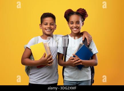 Cute afroamerikanischen Jungen und Mädchen gehen zur Schule Stockfoto