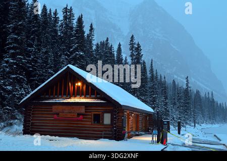 Eine Holzhütte im Banff National Park, Alberta, ist umgeben von Schnee und Winter Natur in den Bergen Stockfoto