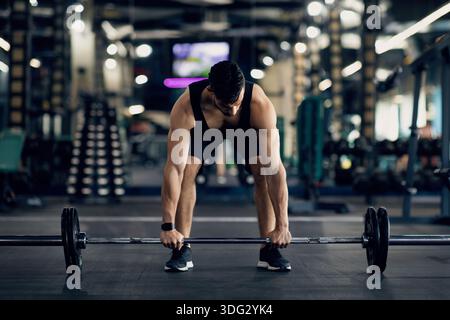 Deadlift-Workout. Porträt Eines Muskulösen Arabischen Mannes Beim Heben Einer Schweren Langhantel Im Fitnessstudio Stockfoto
