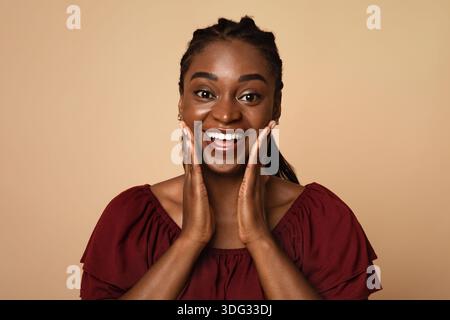 Foto einer emotionalen afro-amerikanischen jungen Frau, Nahaufnahme Stockfoto