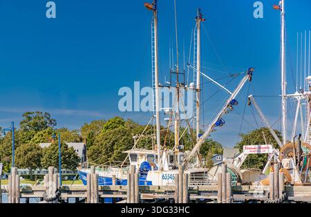 Detailbild eines kommerziellen Fischerbootes am Dock in greenport, ny Stockfoto