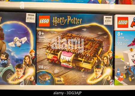 Das LEGO Harry Potter Monster Book of Monsters Set wird in einem Spielzeugladen ausgestellt und mit einer gebrandeten Verpackung versehen. Stockfoto