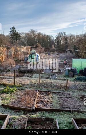 Frostiger Morgen über die ummauerten Kleingärten in Adderbury, Oxfordshire, England Stockfoto
