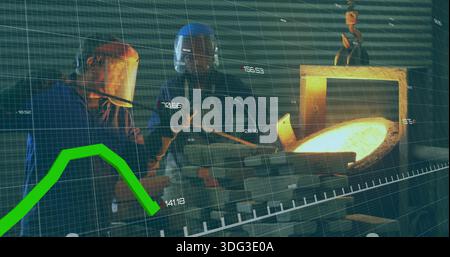 Zwei Gießereibesatzungen mit hitzebeständigen Mänteln und Visieren in der Gießerei mit Kelle und Datenüberlagerung Stockfoto