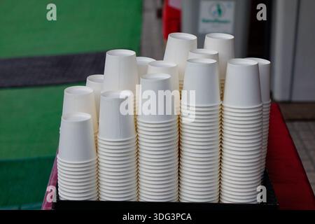 Stapel Pappbecher in einem Café in der Altstadt von Kyoto, Japan. Stockfoto