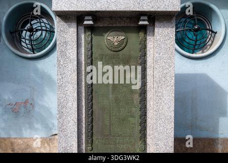 Gedenktafel an der Außenseite des ehemaligen Hauptquartiers der Luftwaffe im Bezirk Zemun in Belgrad. Oktober 2025. Stockfoto