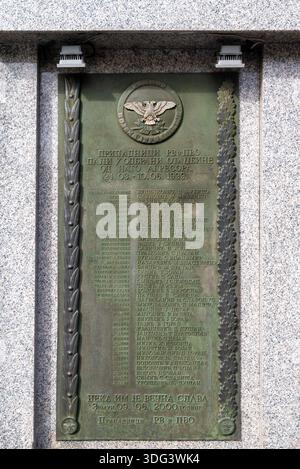 Gedenktafel an der Außenseite des ehemaligen Hauptquartiers der Luftwaffe im Bezirk Zemun in Belgrad. Oktober 2025. Stockfoto