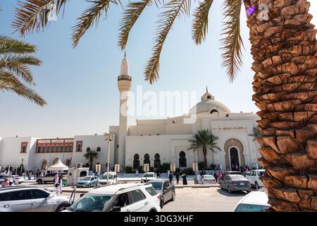 Riad, Saudi-Arabien - 2. Januar 2026: Ein heller Tag in der Nähe einer weißen Königs-Khalid-Moschee in Riad verfügt über ein hohes Minarett, eine Kuppel und einen kunstvollen Eingang Stockfoto