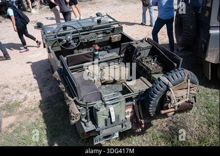Innenansicht eines restaurierten militärischen Minerva Land Rover mit Vintage-Radio, Kommunikationsausrüstung, medizinischem Set und authentischer Militärausrüstung. Stockfoto