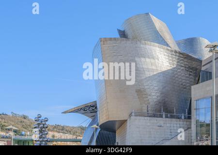 Guggenheim Museum Bilbao, Moderne Architektur, großer Baum und die Augenskulptur, Titanfassade, Bilbao Stockfoto