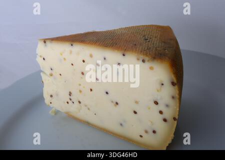 Handwerkliche Käsesorten mit natürlichen Texturen und in Scheiben geschnittenen Stücken Stockfoto